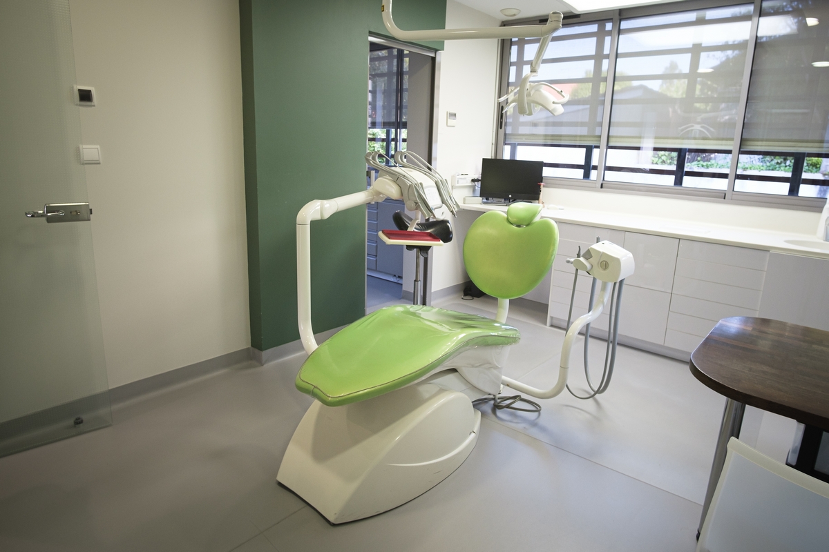 photo salle d'opération avec fauteuil vert